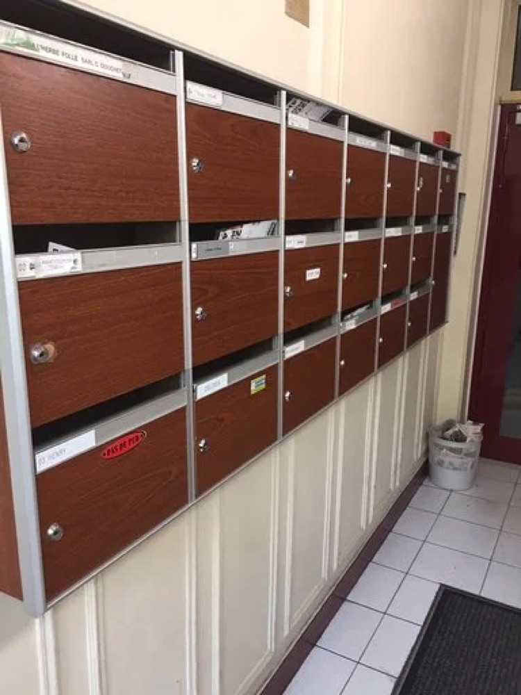 Batteries de boîtes aux lettres en immeuble